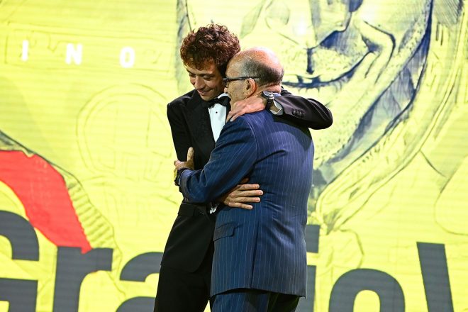 MotoGPレジェンドとして殿堂入りするバレンティーノ・ロッシとカルメロ・エスペレータ（ドルナスポーツ最高経営責任者）