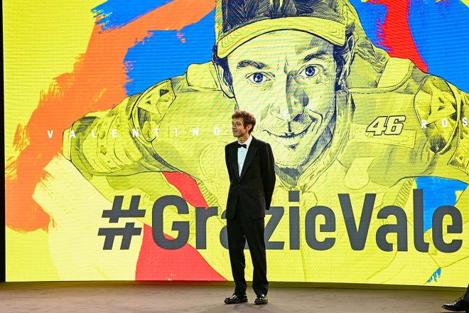 MotoGPの年間表彰式『2021 FIM MotoGP Awards』に登場したバレンティーノ・ロッシ