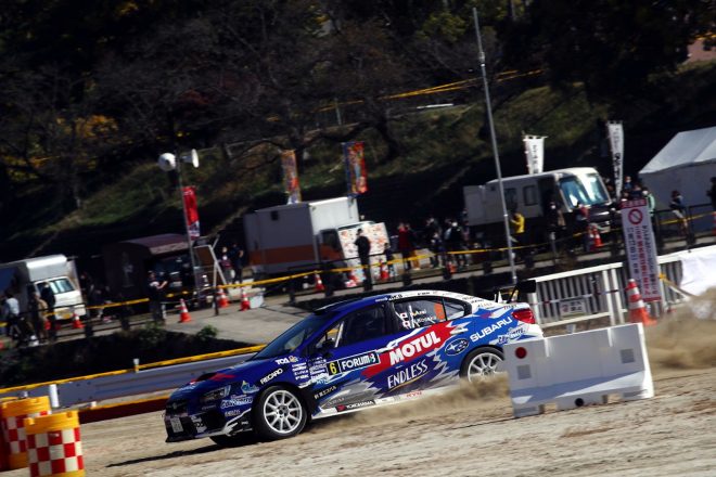 観戦エリアの設けられた岡崎市の乙川河川敷はコースの一部がグラベル（未舗装路）となっており、見ごたえ抜群。写真は2番手につける新井大輝／小坂典崇組のスバルWRX STI