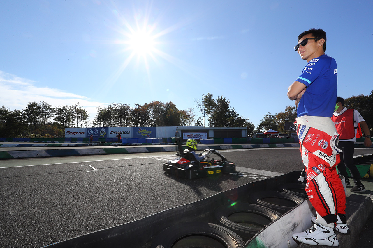 子供たちの走りを見つめる佐藤琢磨