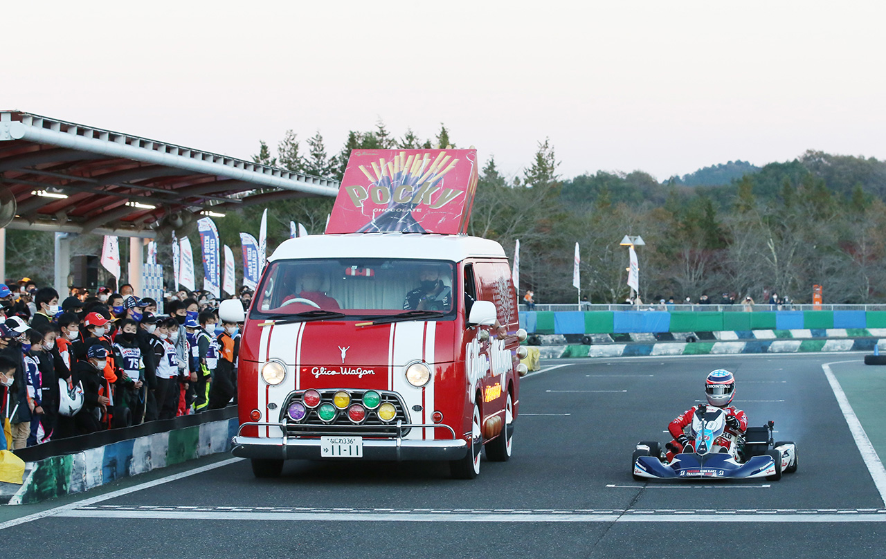 グリコワゴンとデモンランを行う佐藤琢磨