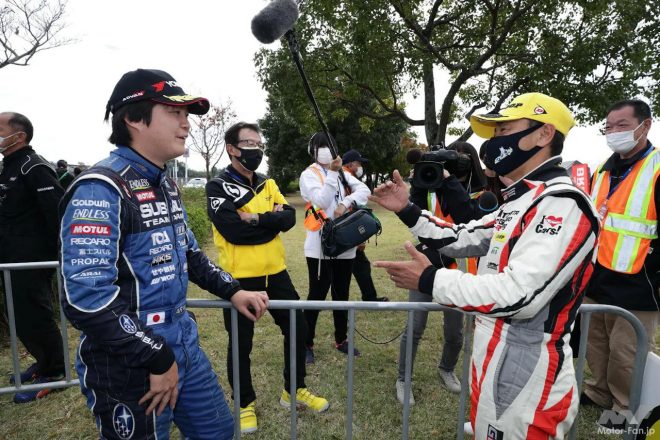 優勝を争った新井大輝（左）と勝田範彦（右）。競り合いのなかでもドライバー同士による情報交換（あるいは心理戦）の時間があるのもラリーならでは
