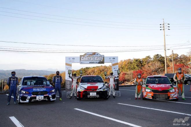 セントラルラリー2021総合トップ3。左から2位の小坂典嵩／新井大輝組、優勝した木村裕介／勝田範彦組、3位の齊田美早子／福永修組