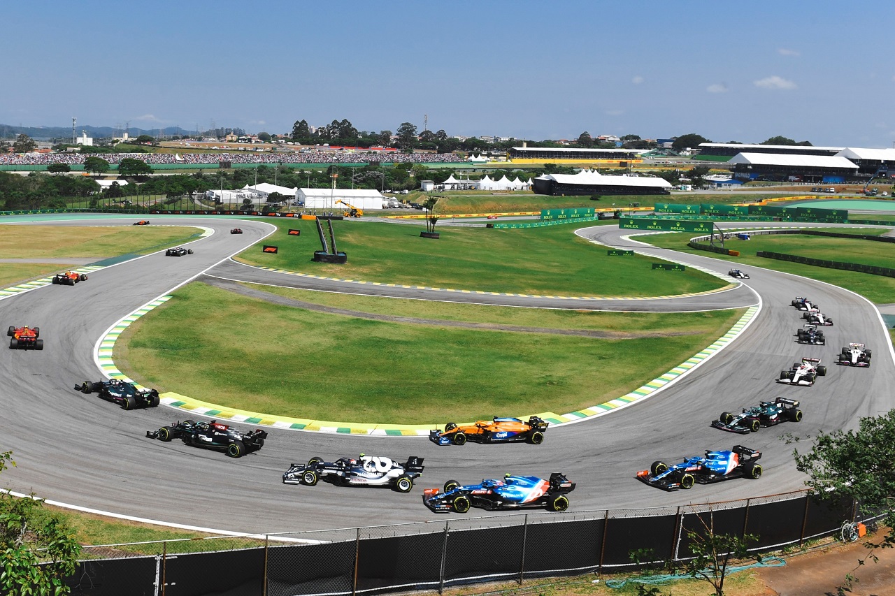 2021年F1第19戦ブラジルGP決勝スタート直後　ピエール・ガスリー（アルファタウリ・ホンダ）