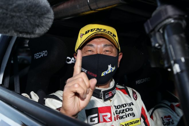 フィニッシュ後、満面の笑みを見せる勝田範彦。息子の貴元は今週末（11月19〜21日開催）のWRC最終戦モンツァに挑む