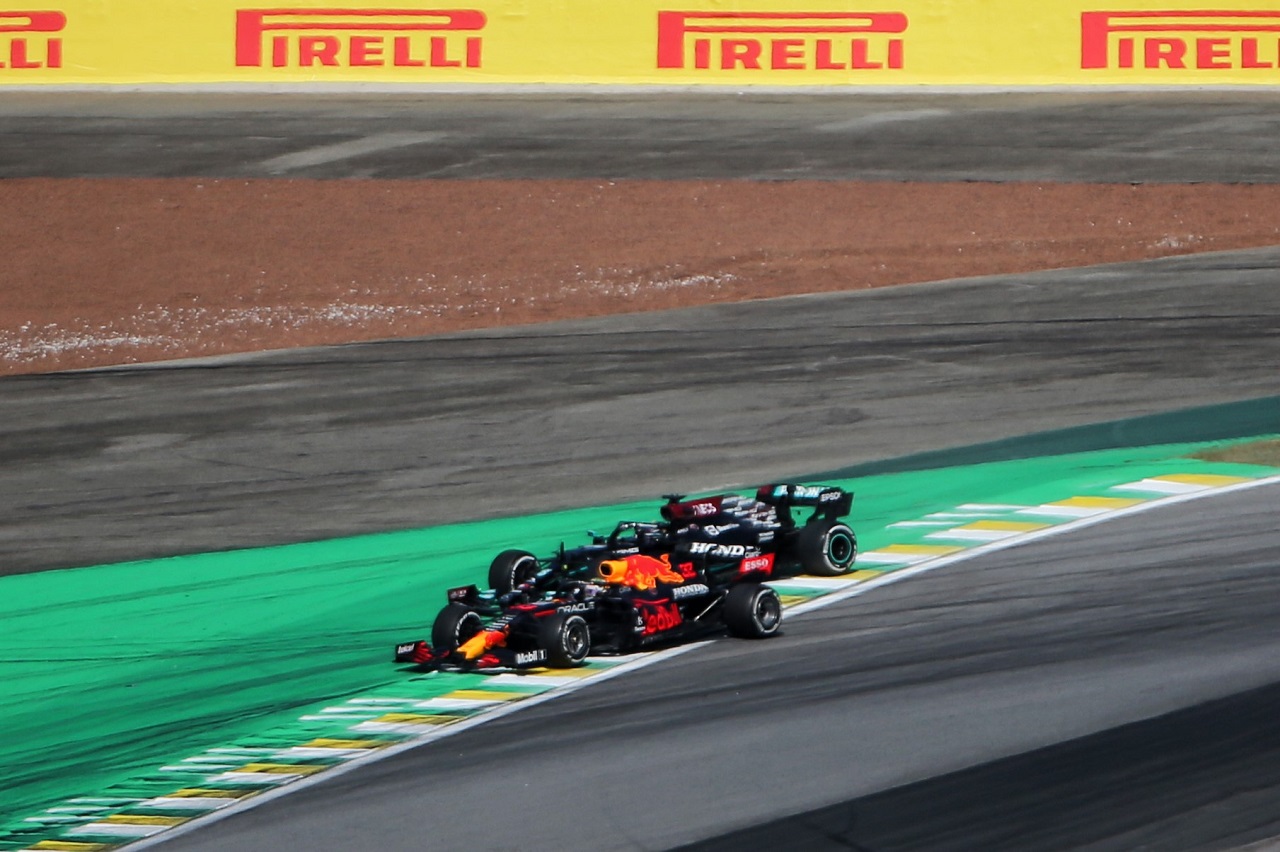 2021年F1第19戦ブラジルGP　首位争いのなかでコース外に出てしまったマックス・フェルスタッペン（レッドブル・ホンダ）とルイス・ハミルトン（メルセデス）