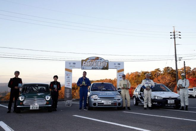 C-1クラスの表彰式。左から2位の氣谷忍／氣谷寛子、1位のフラビアン・ビダル／桝井和寛、3位の止境一夫／山口雄資