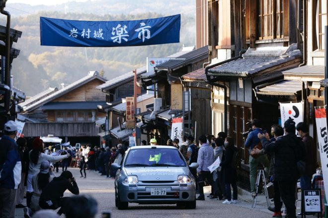 岩村本通り枡形周辺の古い街並みを抜けていく桝井和寛／フラビアン・ビダル組のルノー・ルーテシア