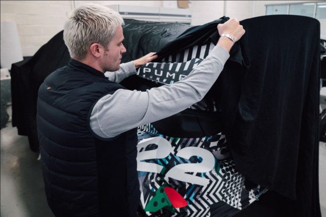 フォード・プーマ・ラリー1のベイルを捲るガス・グリーンスミス