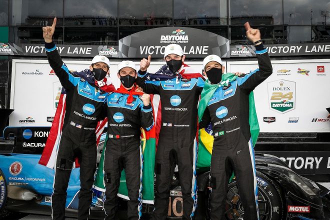 2021年IMSA開幕戦デイトナ24時間にウェイン・テイラー・レーシングの一員として参戦したエリオ・カストロネベス（右）。同レースでは10号車アキュラARX-05を駆り優勝を飾った