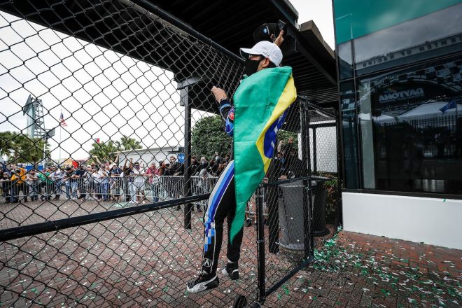 デイトナ24時間での優勝後、代名詞となっているスパイダーマン・アクションでファンの期待に応えたエリオ・カストロネベス