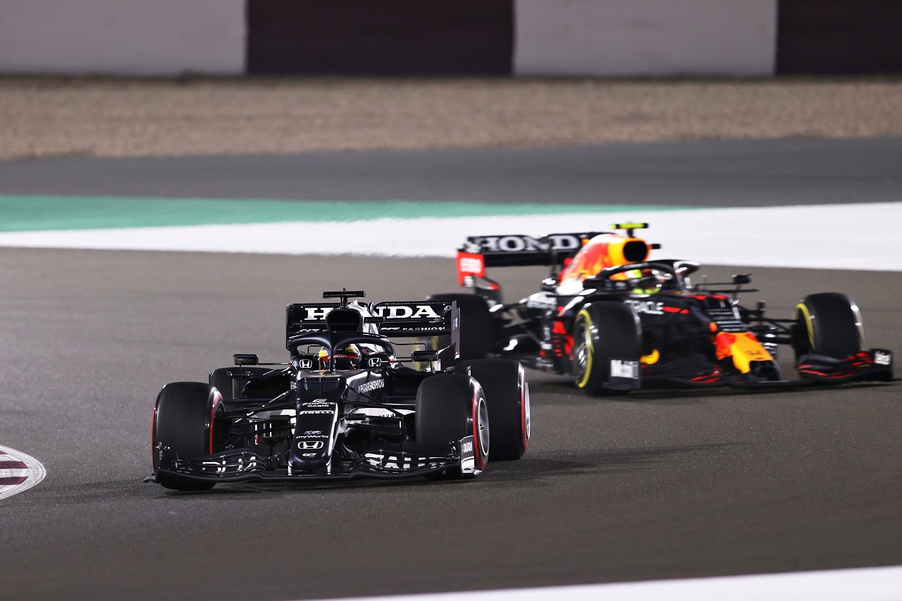 2021年F1第20戦カタールGP　角田裕毅（アルファタウリ・ホンダ）とセルジオ・ペレス（レッドブル・ホンダ）