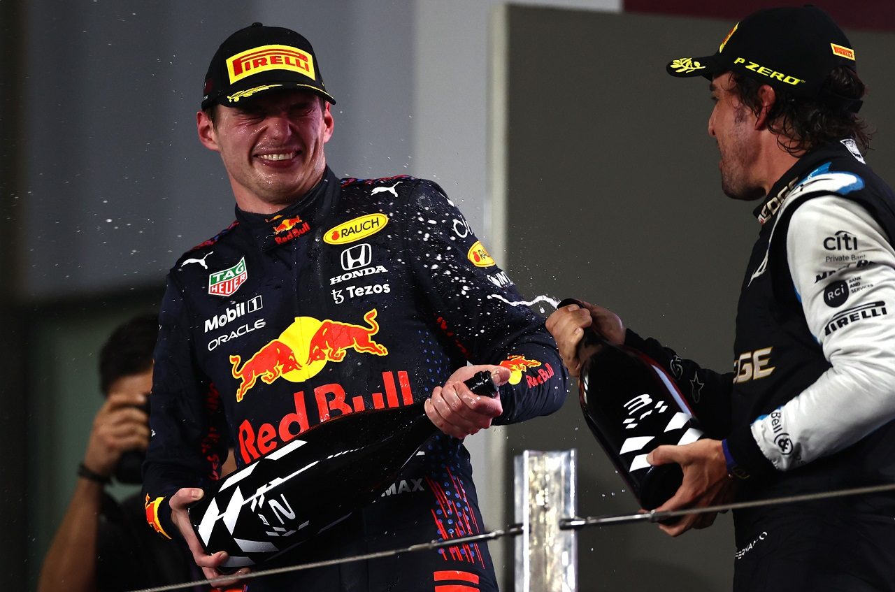 21年f1第戦カタールgp 2位マックス フェルスタッペン レッドブル ホンダ と3位フェルナンド アロンソ アルピーヌ ホンダf1田辺td レースで大幅にポジションアップ 選手権において重要な週末に かつての僚友アロンソにも祝福の言葉の画像 写真 1