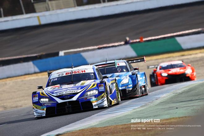 路面状況の変化の影響か。FCY解除後に12号車カルソニック、8号車ARTAに急接近。