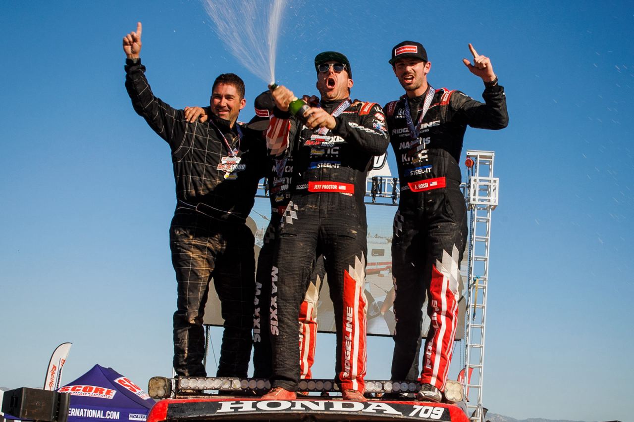 最終的にNASCARのカップ・シリーズとダカールラリーで自らの腕を「試してみたい」とロッシ（右）