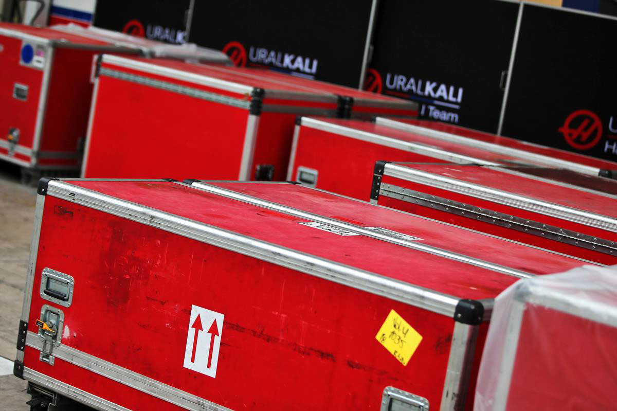 木曜日にインテルラゴス・サーキットに到着したハースの貨物