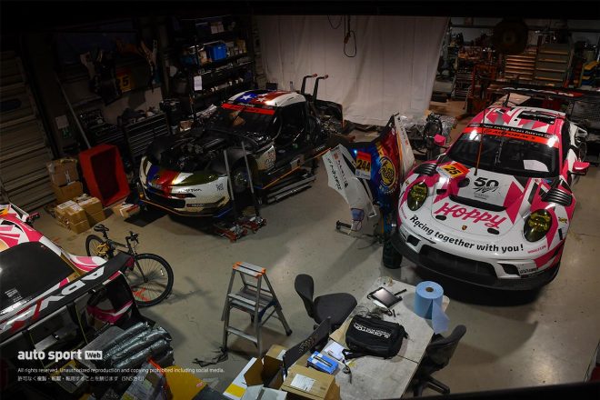 神奈川県藤沢市のつちやエンジニアリングのガレージ。この日はたかのこの湯 GR Supra GTとHOPPY Porsche、HOPPY 86 MCが収まっていた。白いカーテンの向こうにはGRスープラのロールケージが。