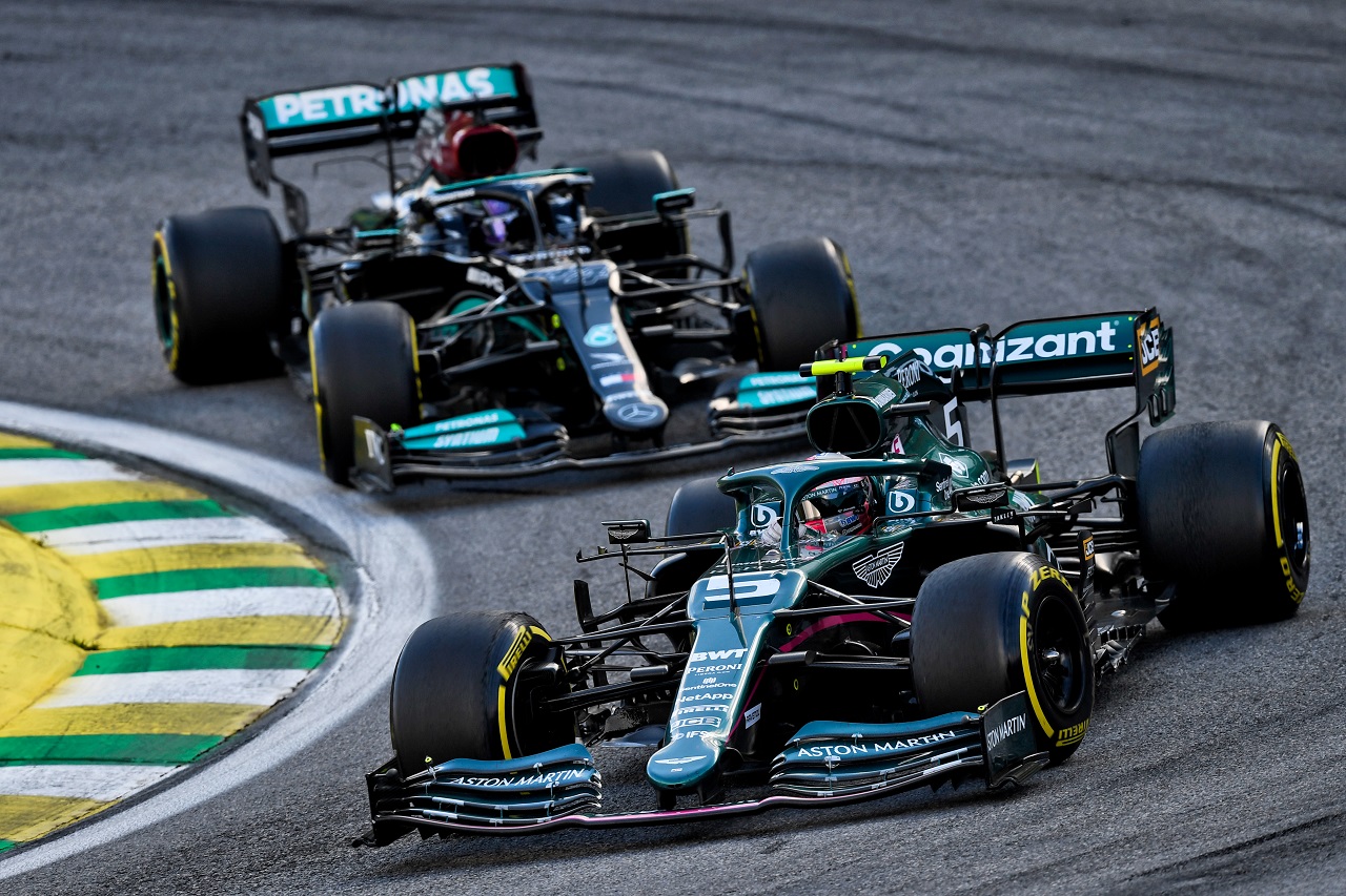 2021F1ブラジルGP　セバスチャン・ベッテル（アストンマーティン）とルイス・ハミルトン（メルセデス）
