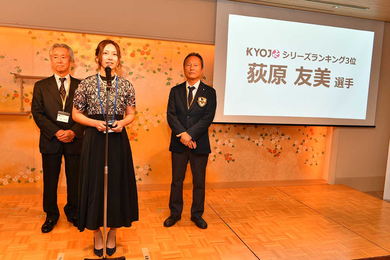 KYOJO CUPの上位1～3位のドライバーに記念のトロフィーを授与。写真は2019年シリーズ3位の萩原友美選手。普段はレーシングスーツ姿のドライバーも表彰会場にはドレスアップして参加。