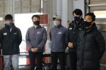 朝のミーティングで挨拶する琢磨と講師陣