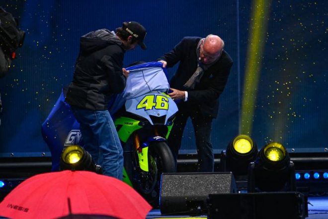 ヤマハ、EICMA2021（ミラノショー）でバレンティーノ・ロッシに『R1 GYTR VR46 Tribute』をプレゼント