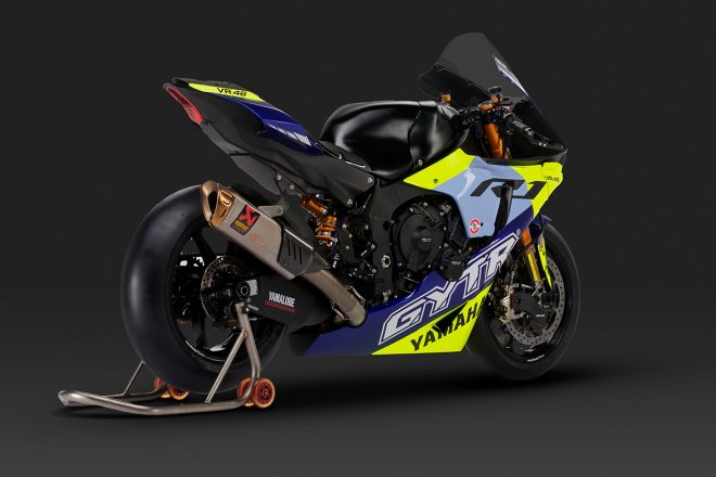 ヤマハ、ミラノショーに登場したMotoGPレジェンドのロッシに特別