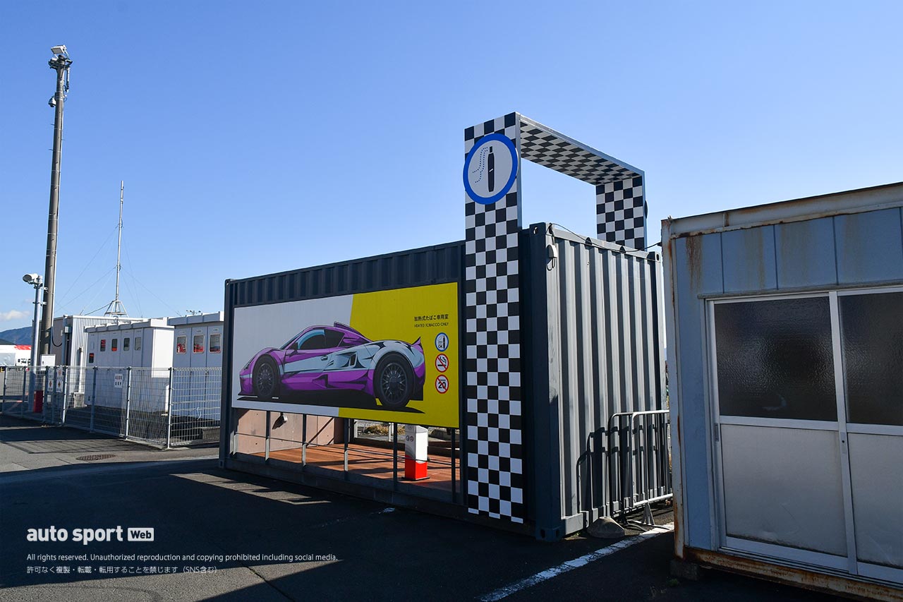 富士スピードウェイ内の加熱式たばこ専用室の様子