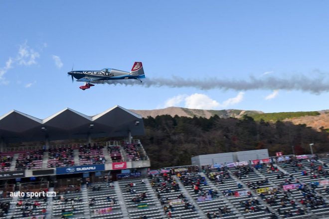 富士スピードウェイのメインストレート上をフライトする室屋義秀のエレクトラ330SC