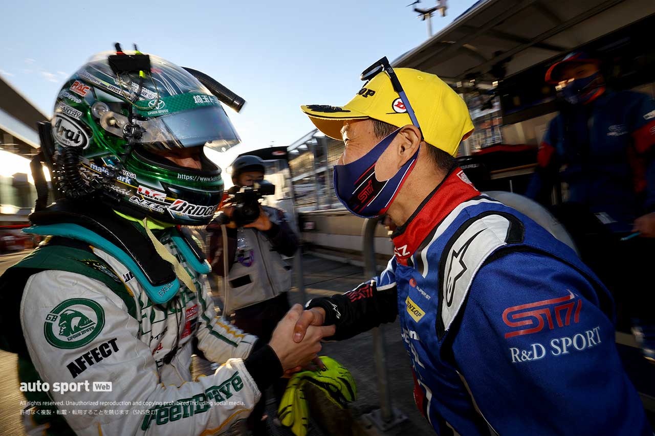 2021スーパーGT第8戦富士　予選後にPPのスバルを祝福する川合孝汰