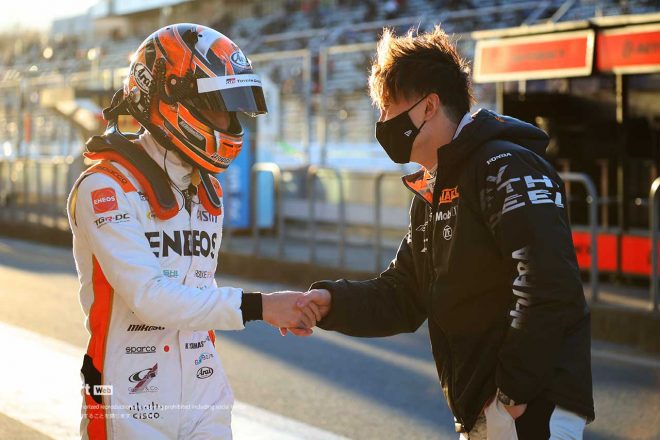 2021スーパーGT第8戦富士　予選後に山下健太を祝福する牧野任祐