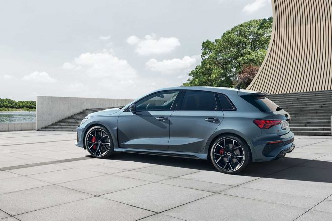 カタログ上設定のないメタリックカラーの『ケモラグレー』を身にまとう『RS3スポーツバック1st エディション』