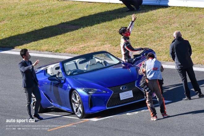 レクサスLC500コンバーチブルから下り手を振る中嶋一貴と星野一樹