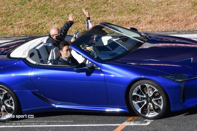 レクサスLC500コンバーチブルに乗り込んだ中嶋一貴と星野一樹、坂東正明代表