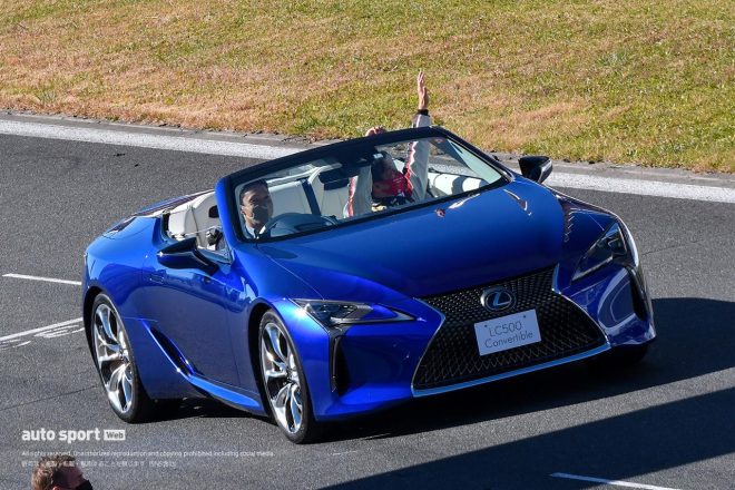 レクサスLC500コンバーチブルに乗り込んだ中嶋一貴と星野一樹