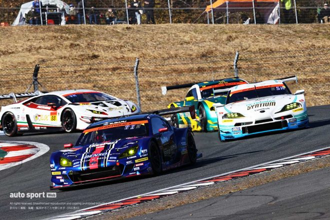 序盤、首位SUBARU BRZ R&D SPORTから4番手JLOC ランボルギーニ GT3までひとつの隊列を形成