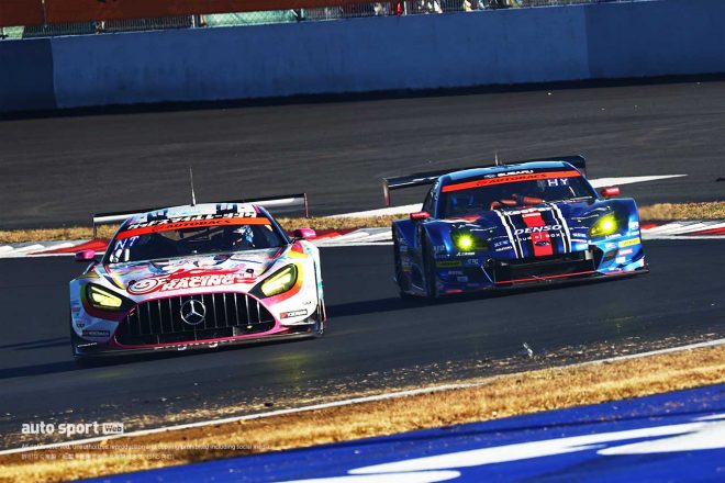 終盤、3位表彰台をかけたグッドスマイル 初音ミク AMGとSUBARU BRZ R&D SPORTのバトル