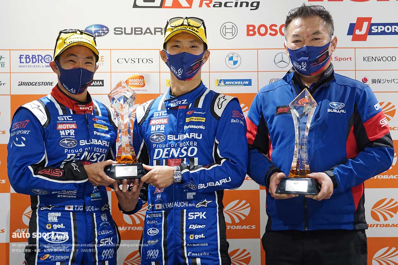 2021スーパーGT第8戦富士　GT300クラスのチャンピオンに輝いた井口卓人／山内英輝／小澤正弘監督（SUBARU BRZ R&D SPORT）