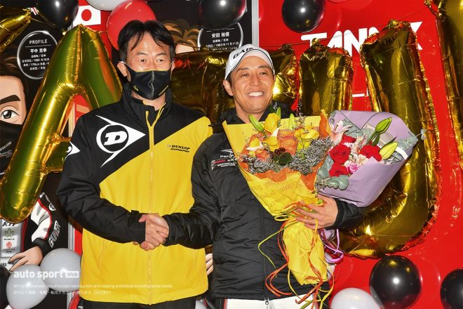 花束を受け取り笑顔をみせる星野一樹