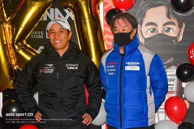 父・星野一義監督と写真に収まる星野一樹