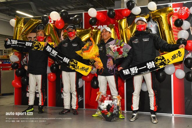 GAINERのチームメイトたちと写真に収まる星野一樹