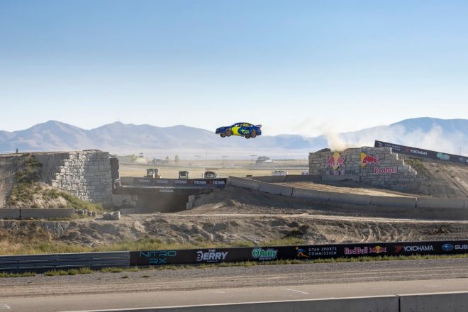 スタントドライブの第一人者トラビス・パストラーナが発起人となったNitroRXは、ビッグジャンプやバンクなどユニークなコースレイアウトも特徴に