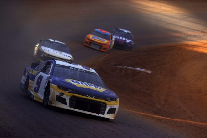 「つい最近ダートでのドライビングを始めた」というエリオット。2021年のNASCARブリストル戦ではダートオーバルも復活