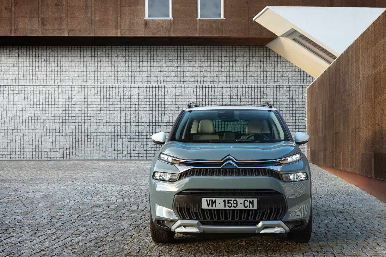 象徴である"ダブルシェブロン"からサイドにV字状に伸びるクロームのラインは、上がデイタイムライトへ、下はLEDヘッドライトへと繋がる処理となった