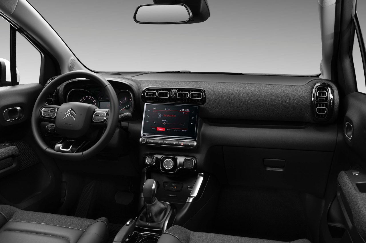 インストルメントパネルにシート生地と同じ杢グレー（霜降りグレー）のファブリックを貼り込み、シートと統一された温かみあるインテリアを構成