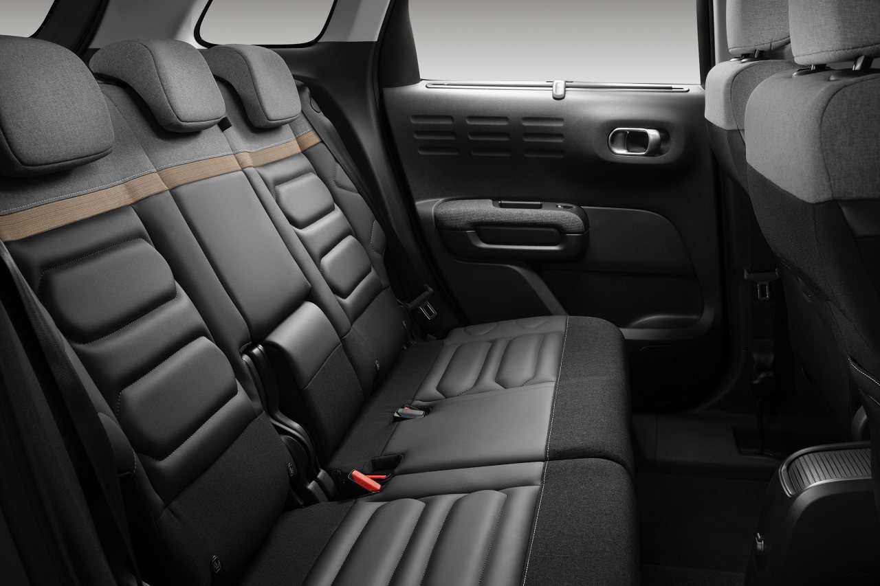 リヤシートをすべて畳めば天井までの最大容量は1289リッターにまで拡大し、助手席を畳めば約2.4mの長尺物も飲み込む