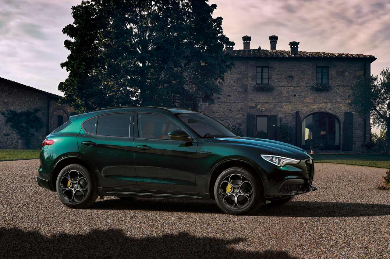 アルファロメオのプレミアムSUV『Stelvio（ステルヴィオ）』に、グリーンメタリックのボディカラーと高級感を引き立てる上質なチョコレート・カラーのスポーツレザーシートを装備した限定車が登場