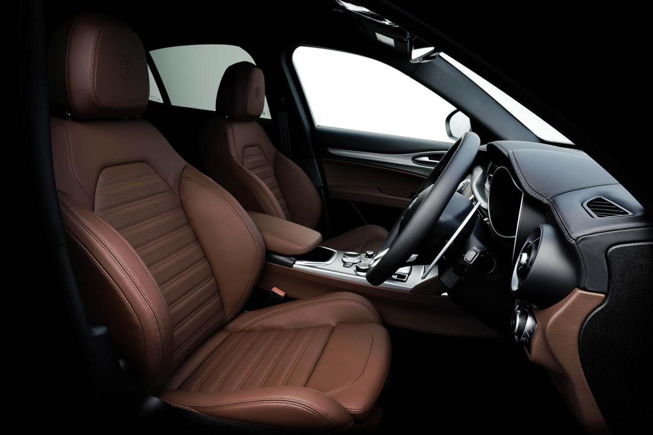 上質なチョコレート・カラーのスポーツレザーシート。さらにレザーダッシュボードやアルミニウムパネル、harman/kardonプレミアムオーディオシステムなども備える