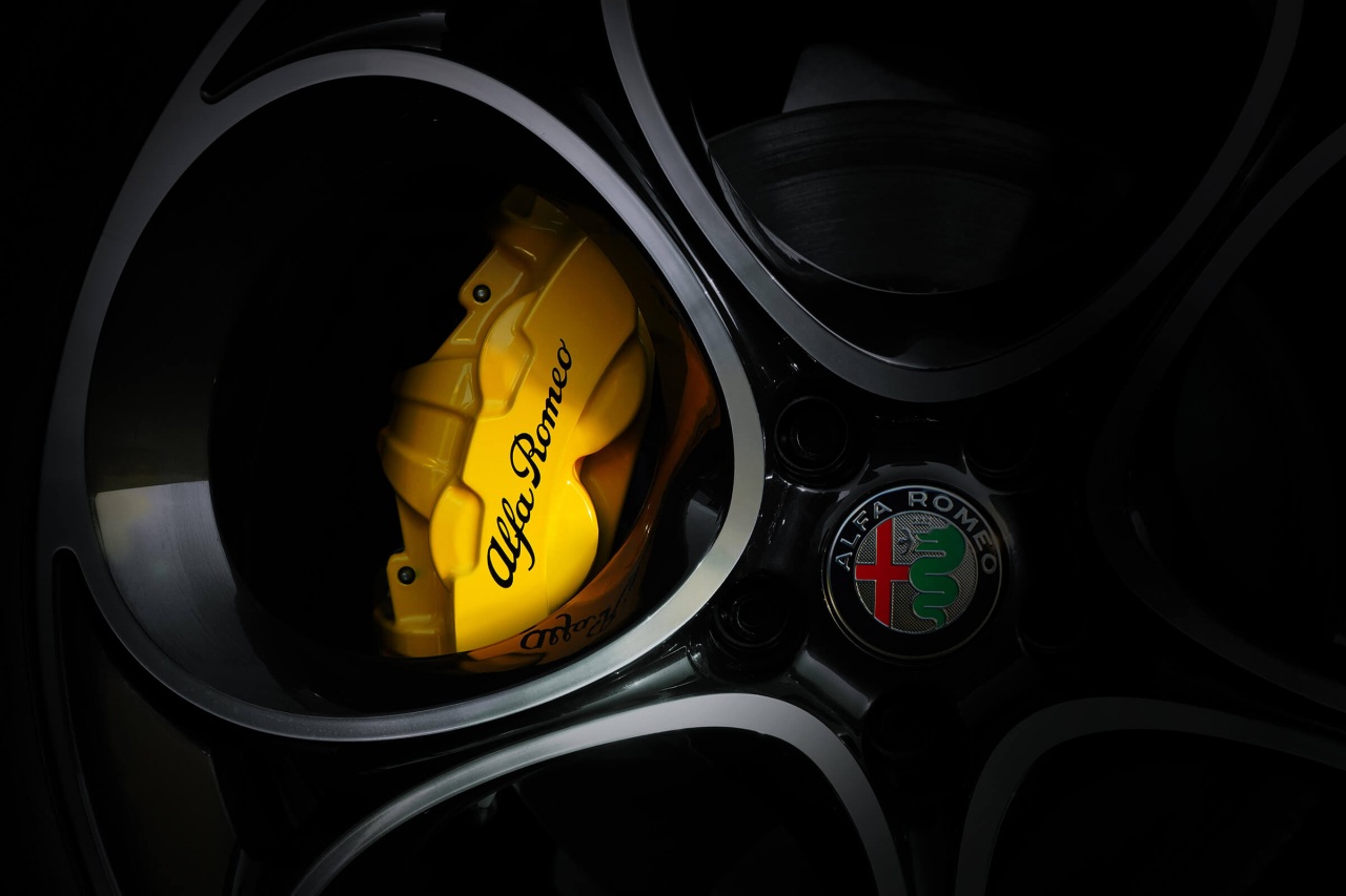 ブレーキキャリパーにはボディカラーと鮮烈なコントラストを織り成すイエローを専用色として採用