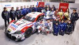スーパーGT第8戦富士のレース後、写真に収まるTGR TEAM SARDのメンバー