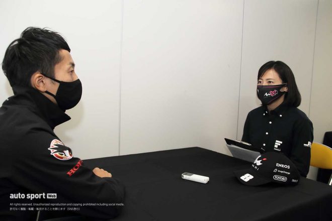 野尻智紀（TEAM MUGEN）にインタビューする三浦愛さん